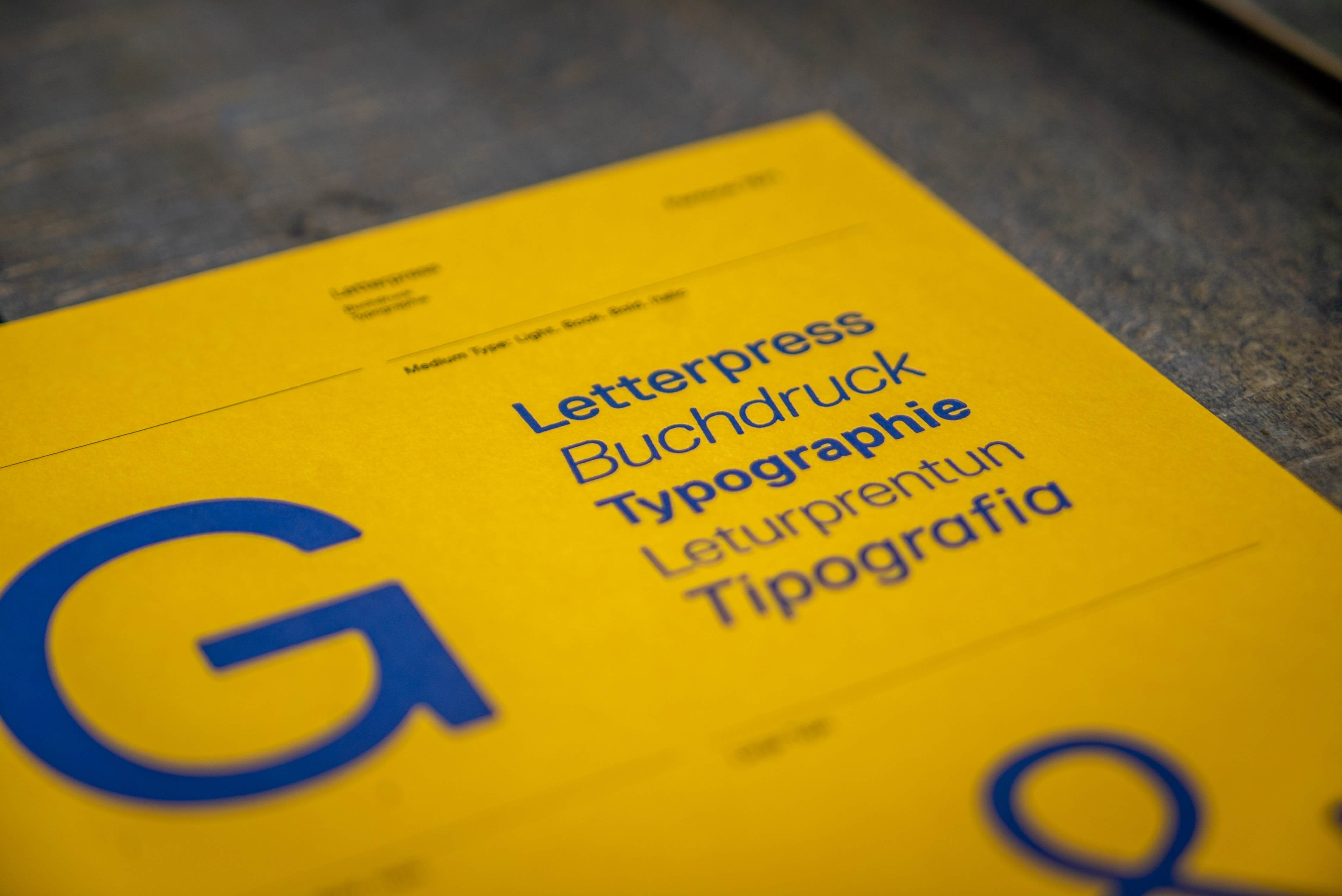 The upper right corner of a yellow book cover with the word Letterpress in five languages
