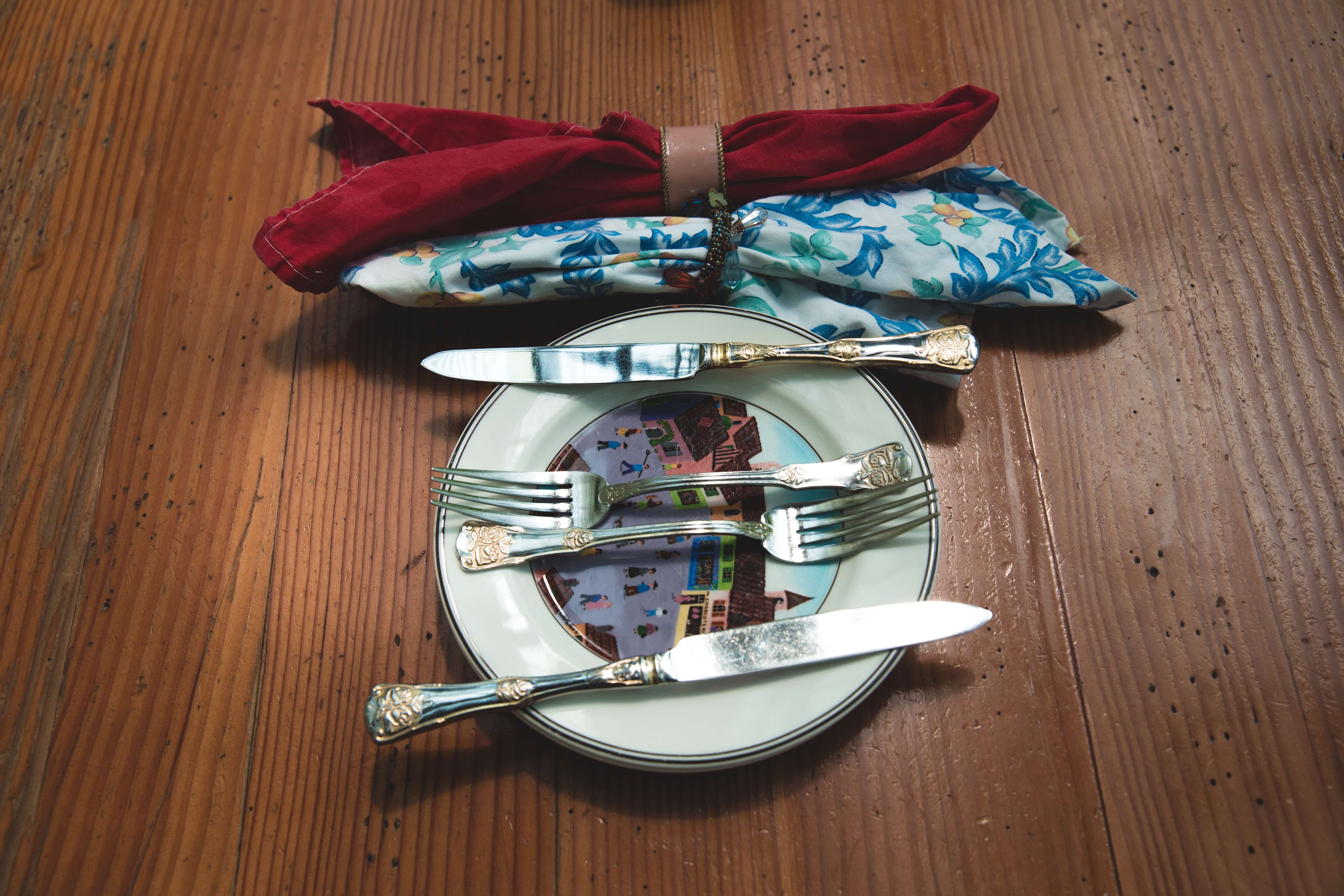 A dinner setting with two colorful cloth napkins
